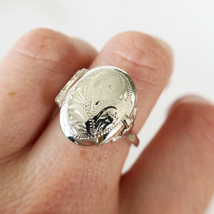 Oval Locket Ring with Engraving Silver